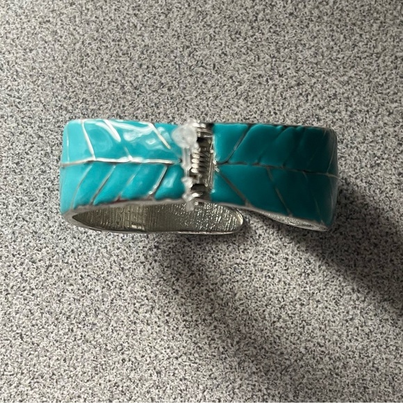 Green Leaf Enamel Metal Bracelet - Picture 2 of 6